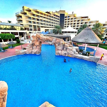 Danat Al Ain Resort Extérieur photo The swimming pool at the hotel
