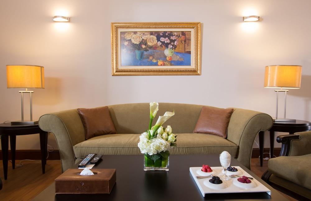 Danat Al Ain Resort Extérieur photo A living room at the hotel