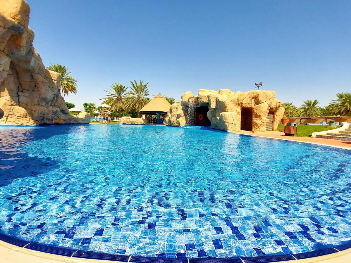 Danat Al Ain Resort Extérieur photo The swimming pool at the resort