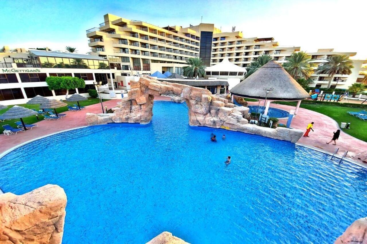 Danat Al Ain Resort Extérieur photo The swimming pool at the hotel