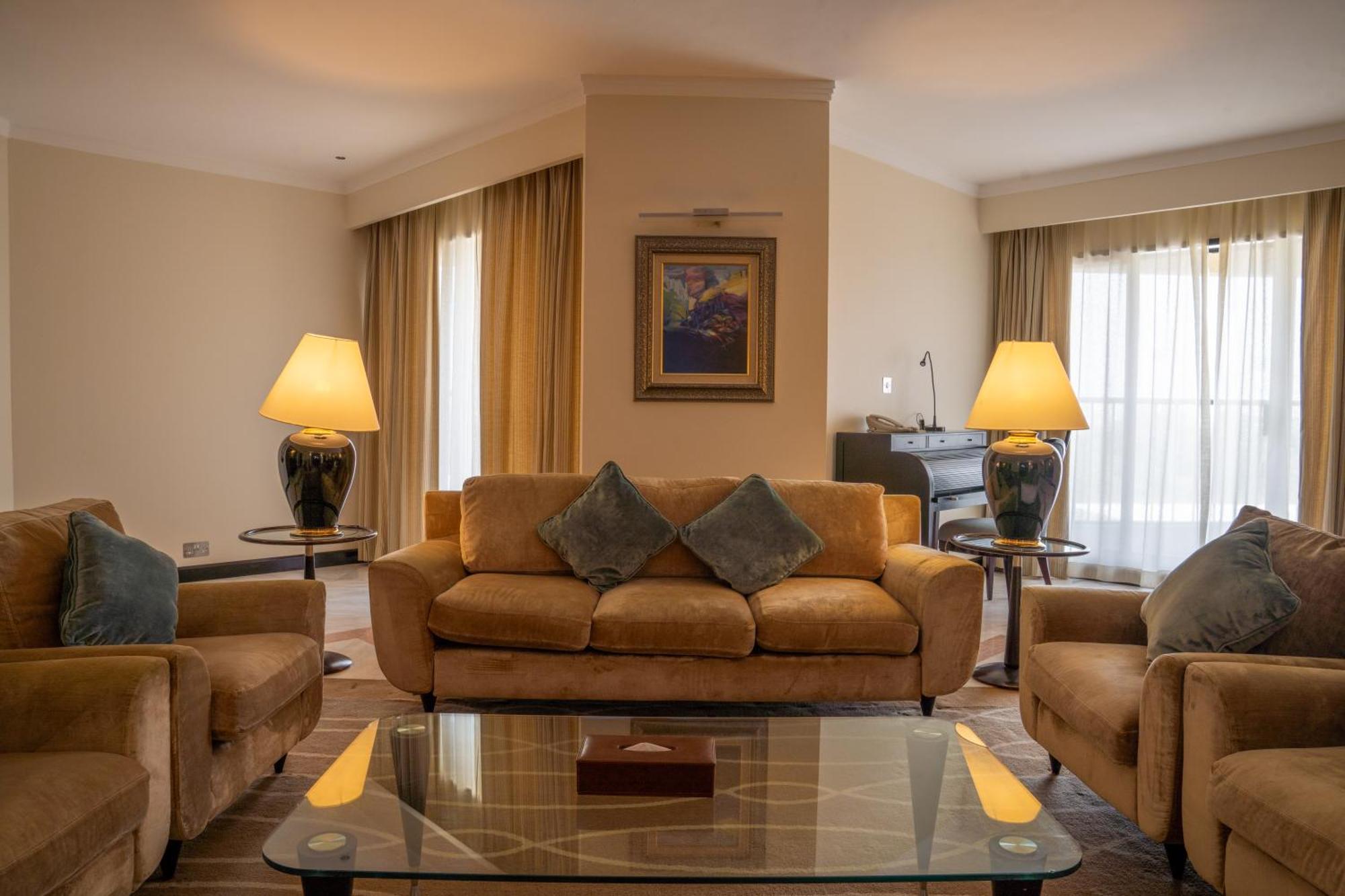 Danat Al Ain Resort Extérieur photo A living room in a suite at the hotel