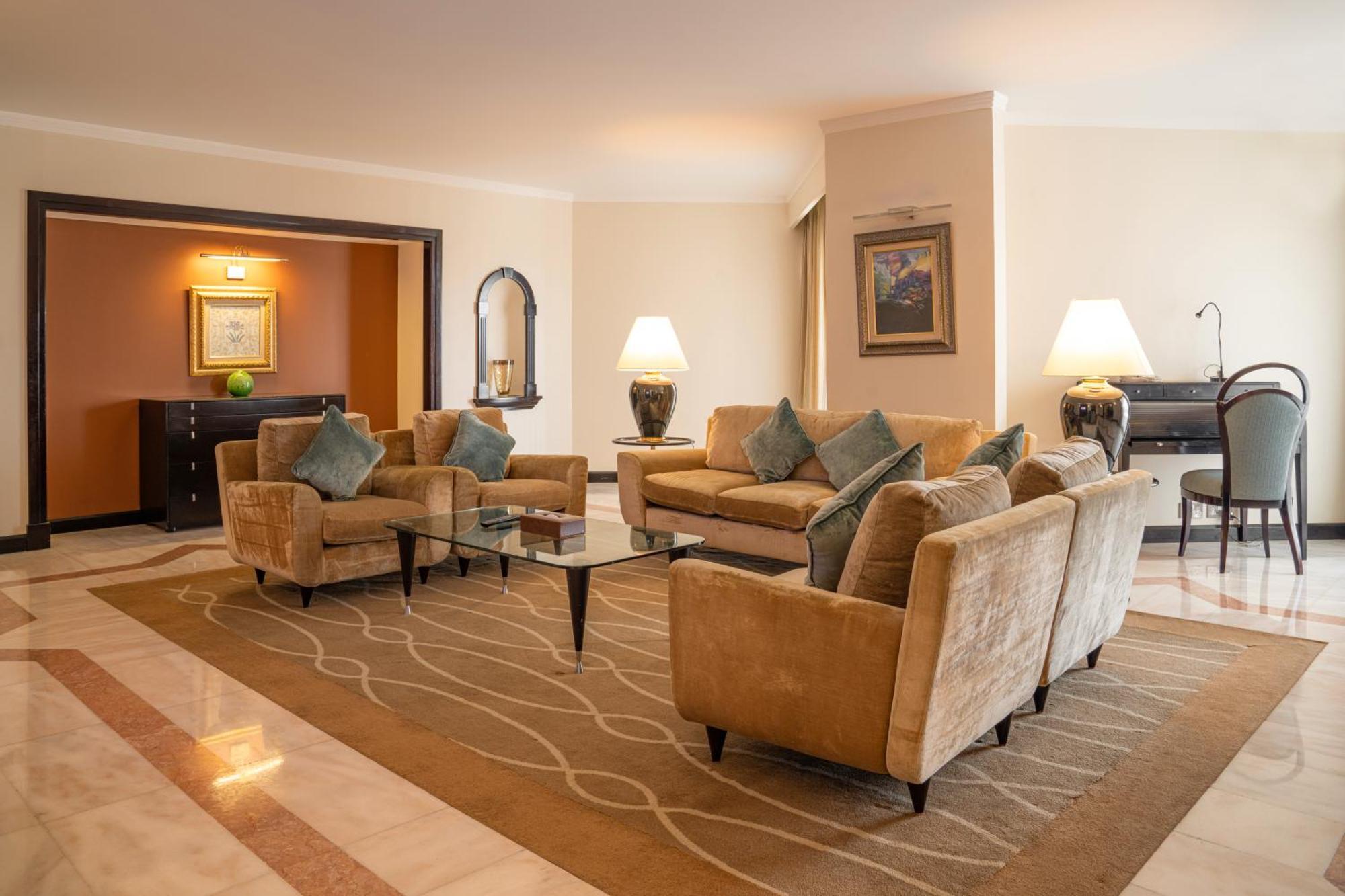 Danat Al Ain Resort Extérieur photo A living room in a suite at the Jumeirah Emirates Towers Hotel