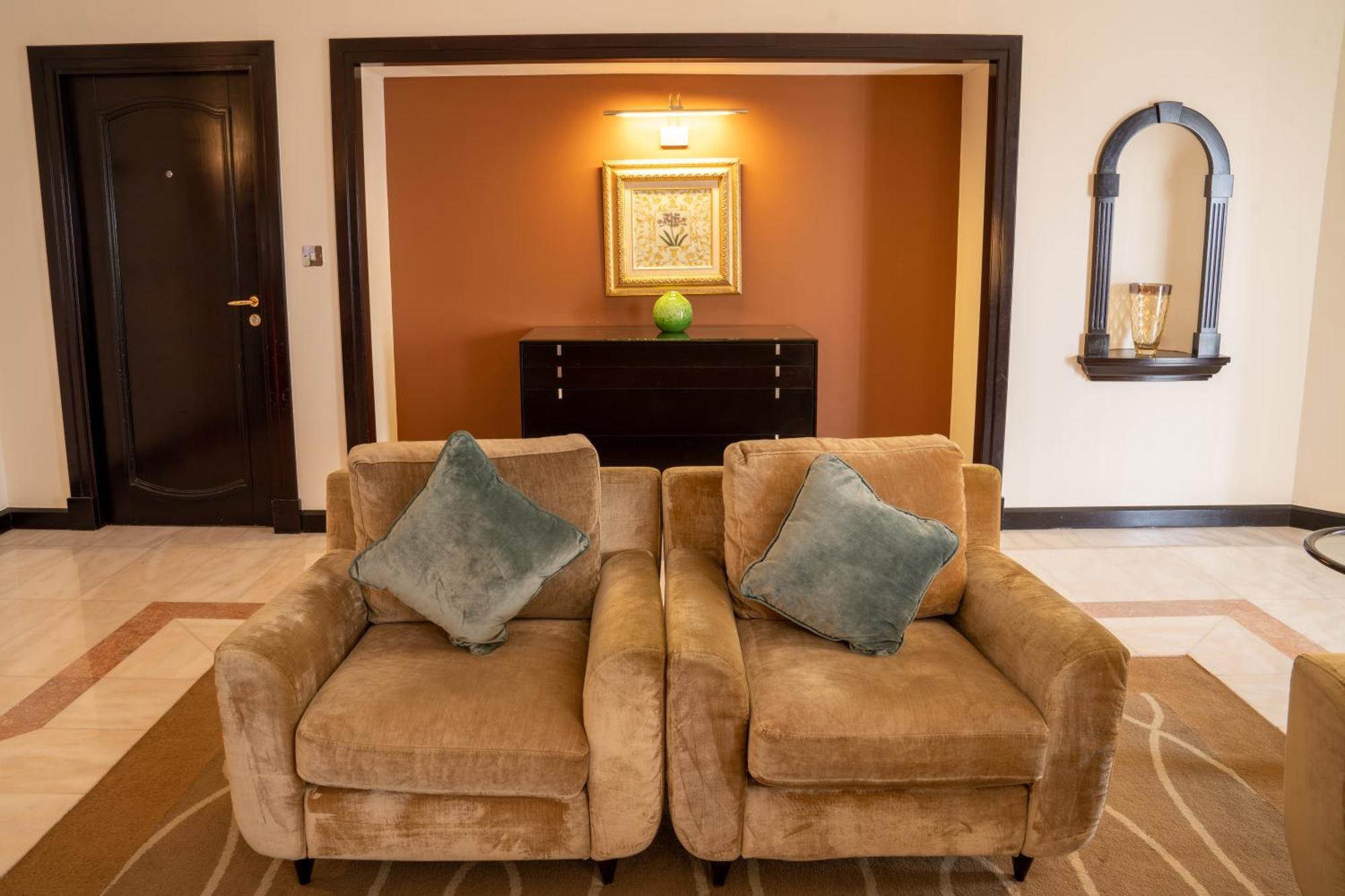 Danat Al Ain Resort Extérieur photo A sofa