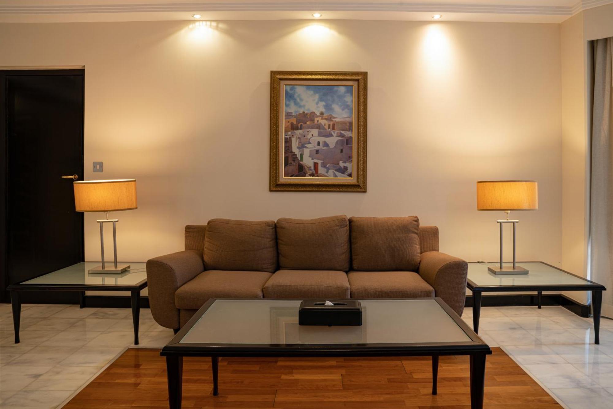 Danat Al Ain Resort Extérieur photo A living room with a sofa