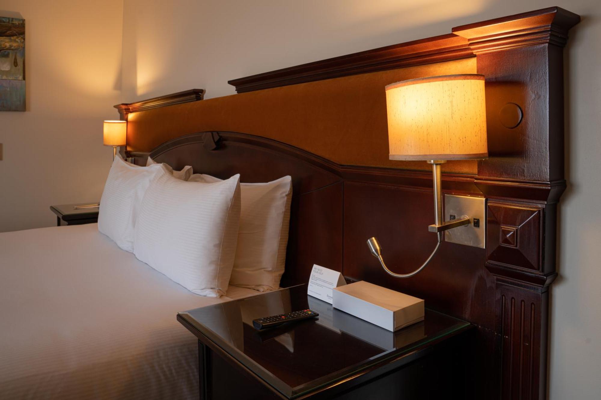Danat Al Ain Resort Extérieur photo A bedside table