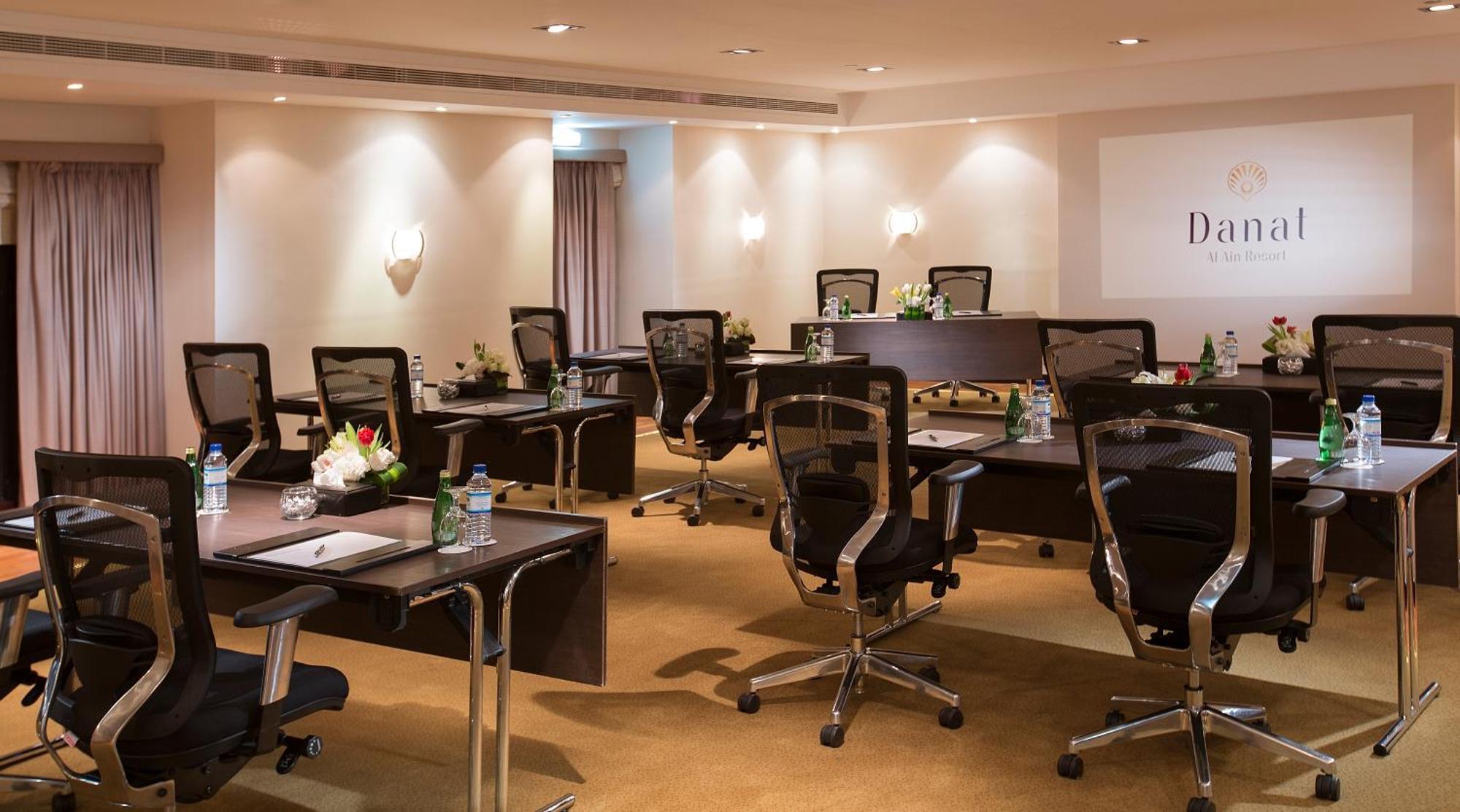 Danat Al Ain Resort Extérieur photo Meeting room