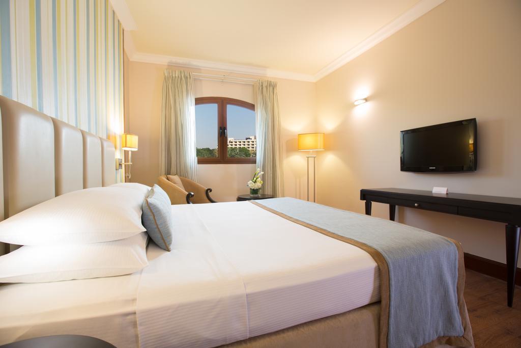 Danat Al Ain Resort Extérieur photo A room at the hotel