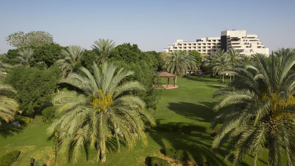 Danat Al Ain Resort Extérieur photo The green of the 18th hole