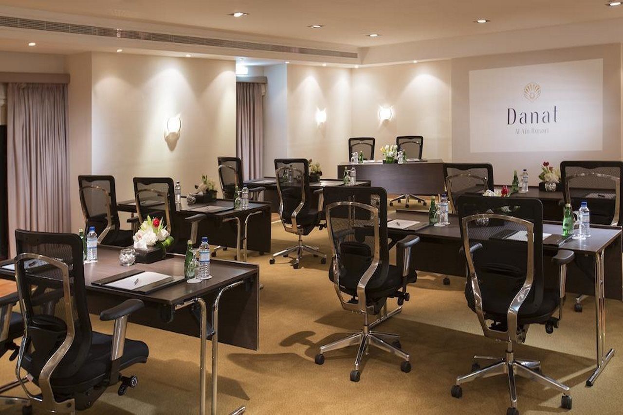 Danat Al Ain Resort Extérieur photo Meeting room at the hotel