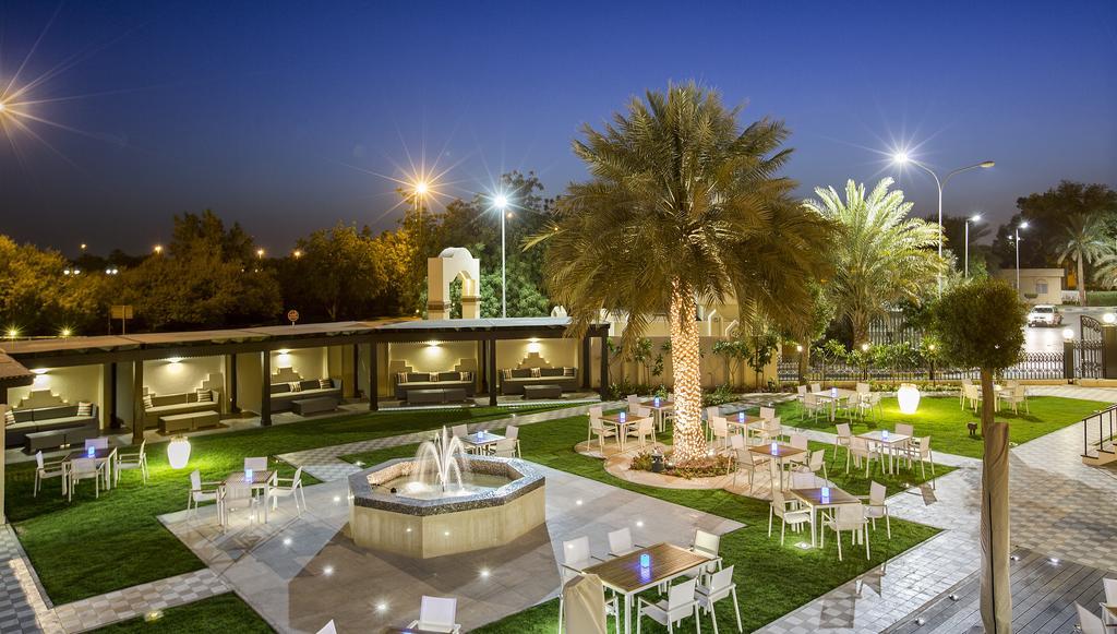 Danat Al Ain Resort Extérieur photo The park at night