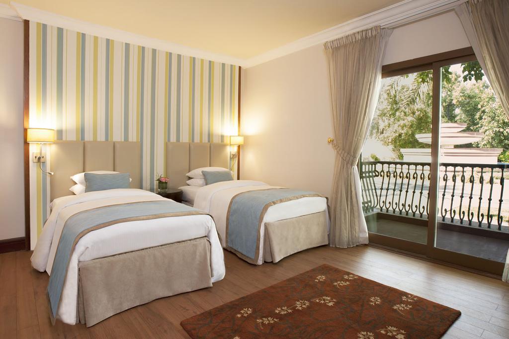 Danat Al Ain Resort Extérieur photo A room at the hotel