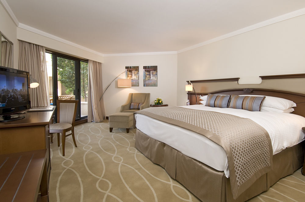 Danat Al Ain Resort Extérieur photo A guest room at the Four Seasons Hotel