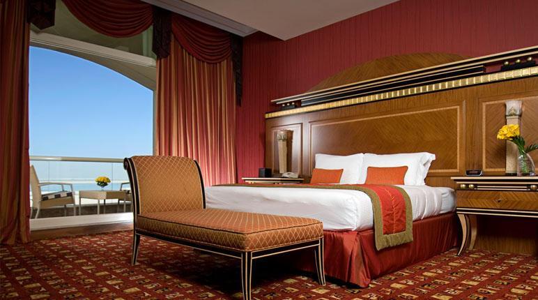 Danat Al Ain Resort Extérieur photo A bedroom at the Jumeirah Beach Hotel