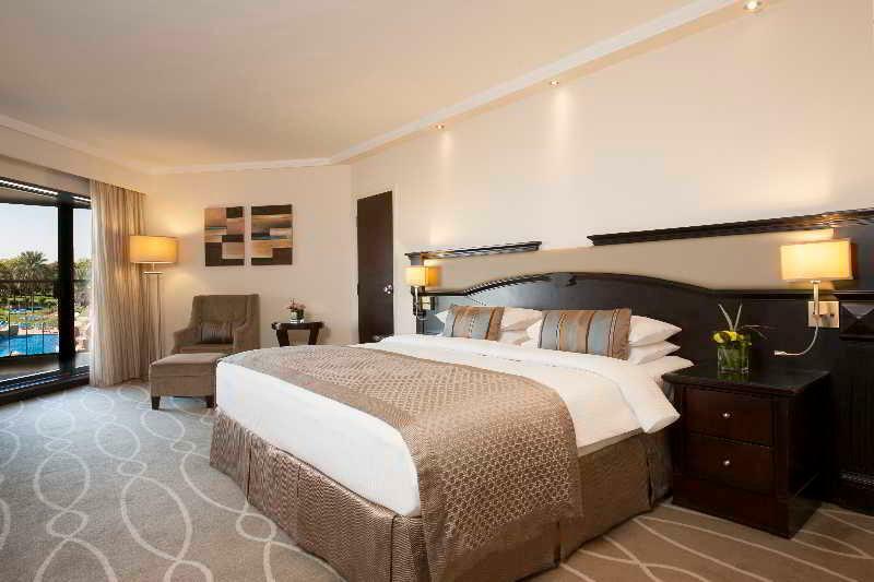 Danat Al Ain Resort Extérieur photo A bedroom at the hotel